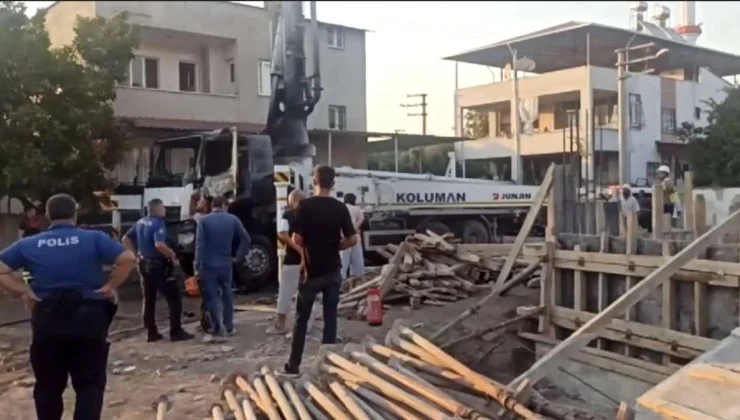 Osmaniye’de Beton Pompası Aracının Elektrik Direğine Çarpması Sonucu 2 Araç Yandı